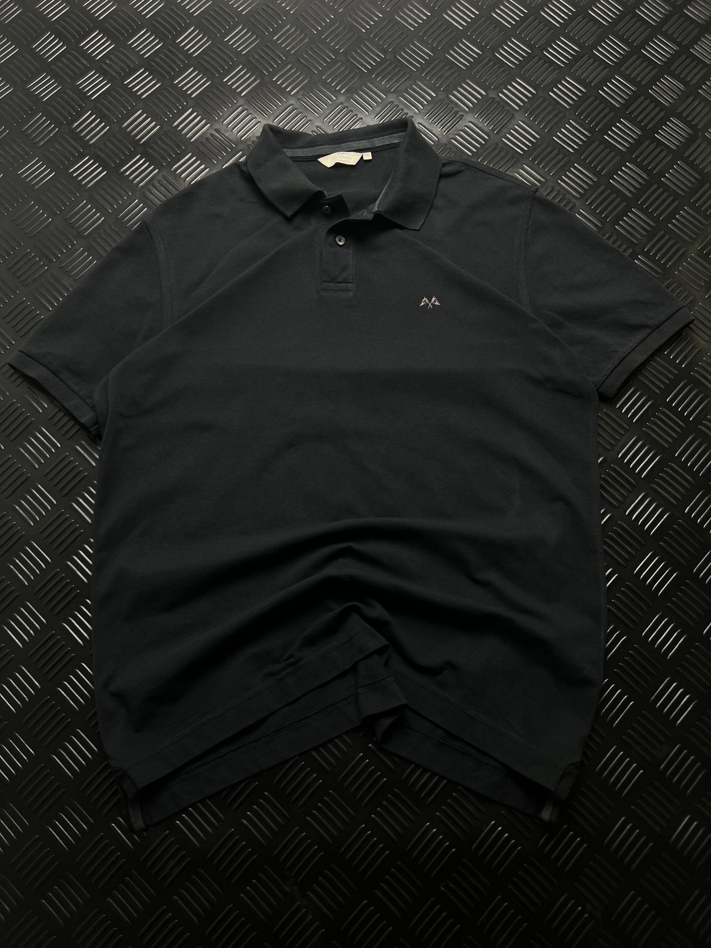 Vista frontal de polo thomas burberry negro