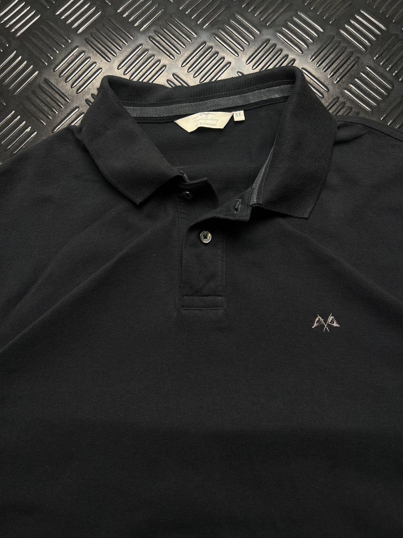 Detalle de polo thomas burberry negro