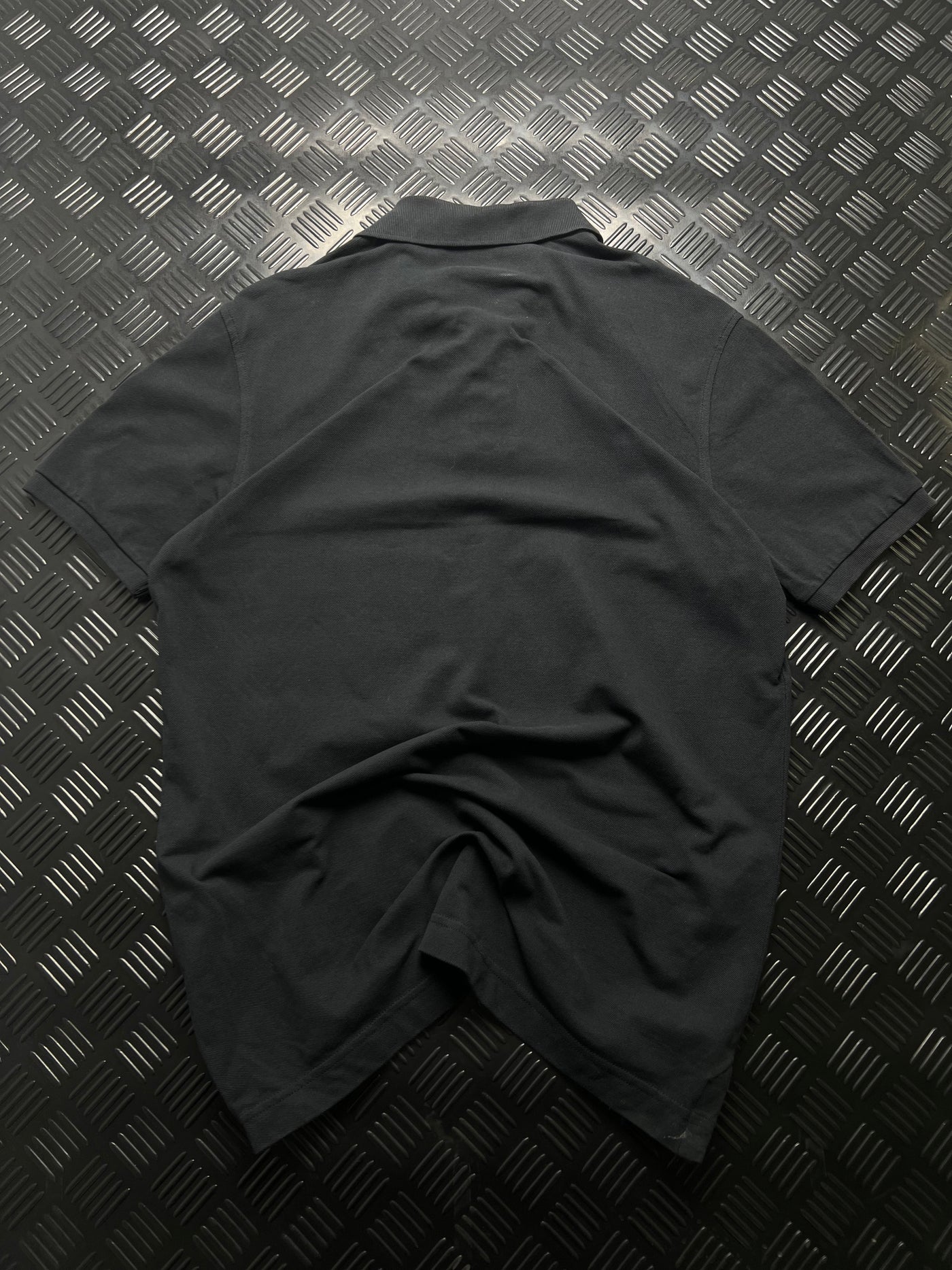 Vista trasera de polo thomas burberry negro
