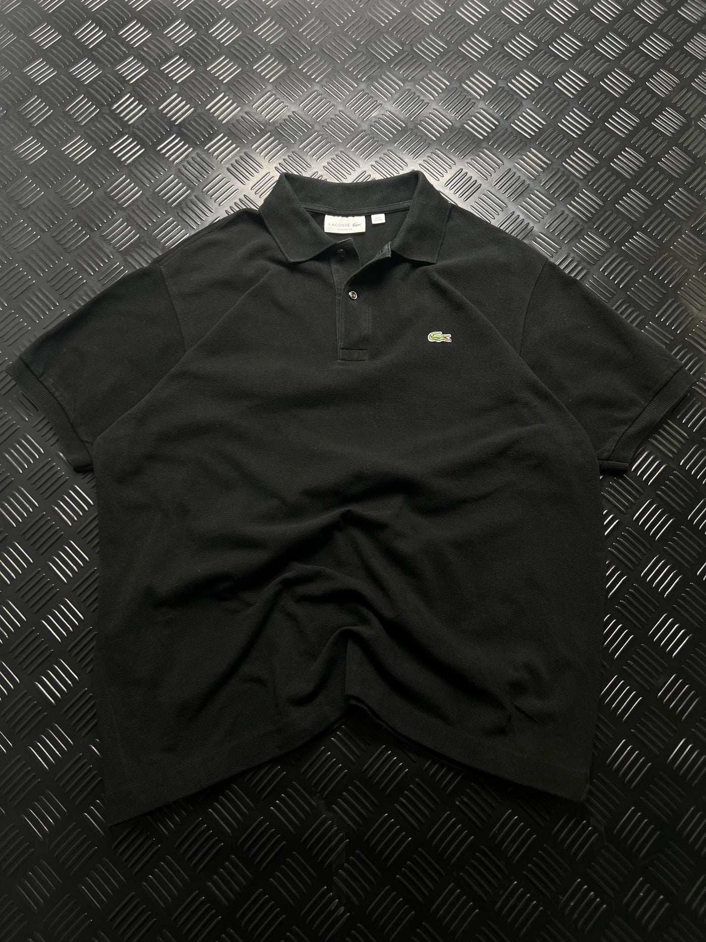 Vista frontal de polo lacoste classic fit negro