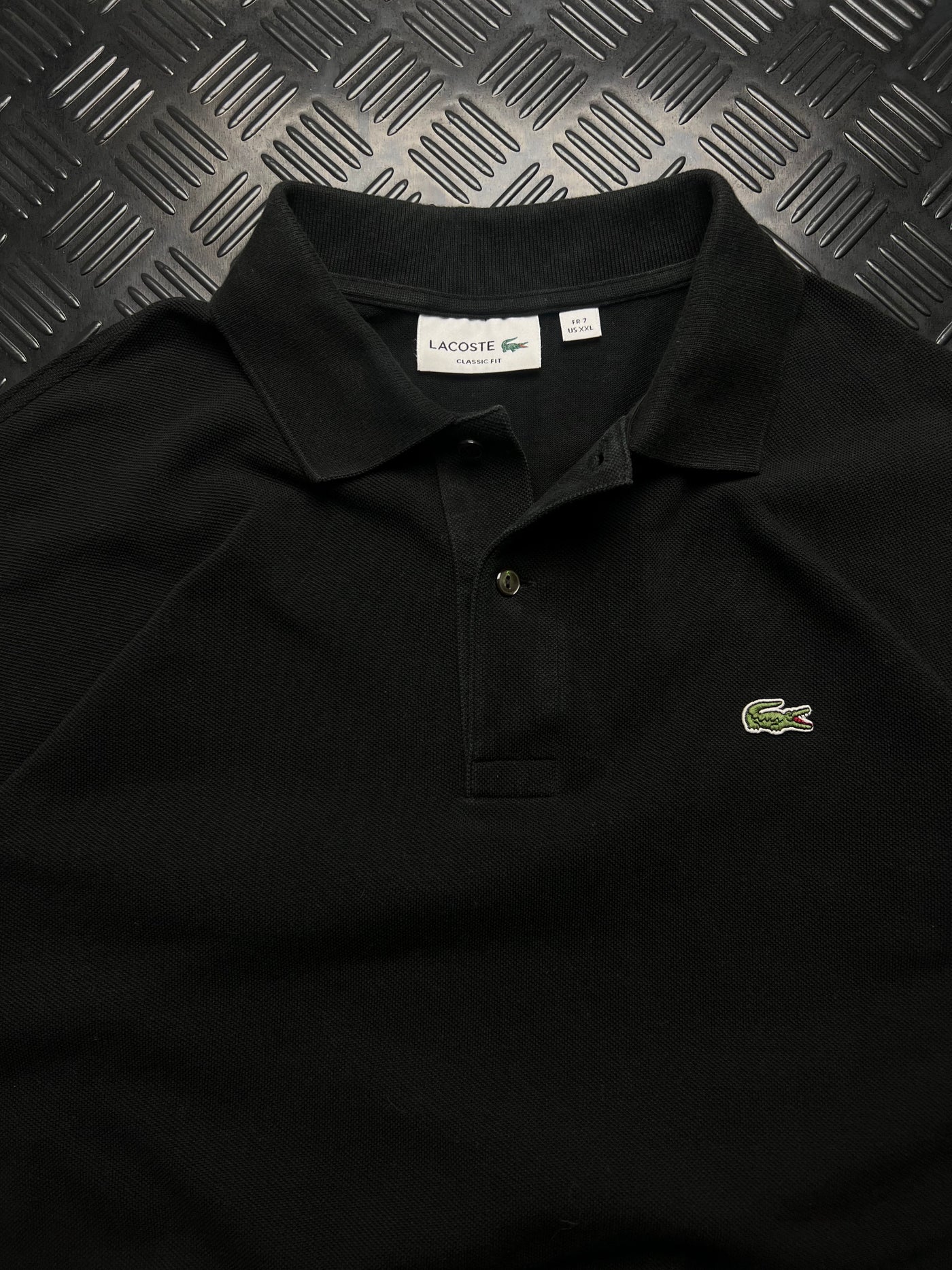 Detalle de polo lacoste classic fit negro