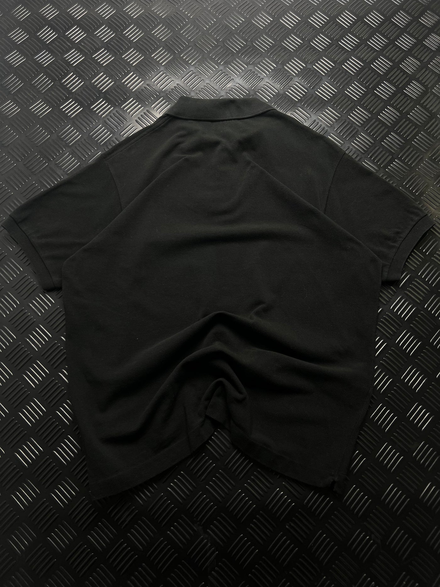 Vista trasera de polo lacoste classic fit negro