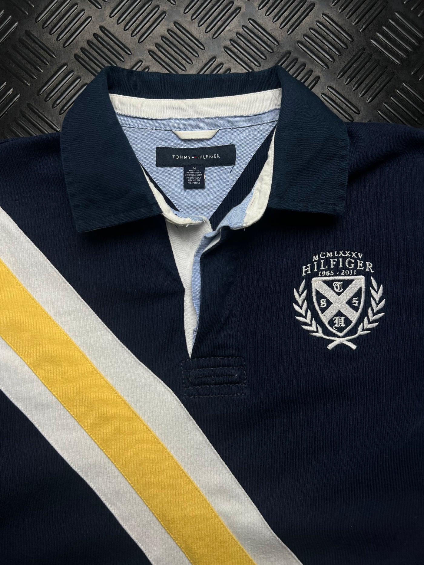 Detalle de polo tommy hilfiger diagonal vintage