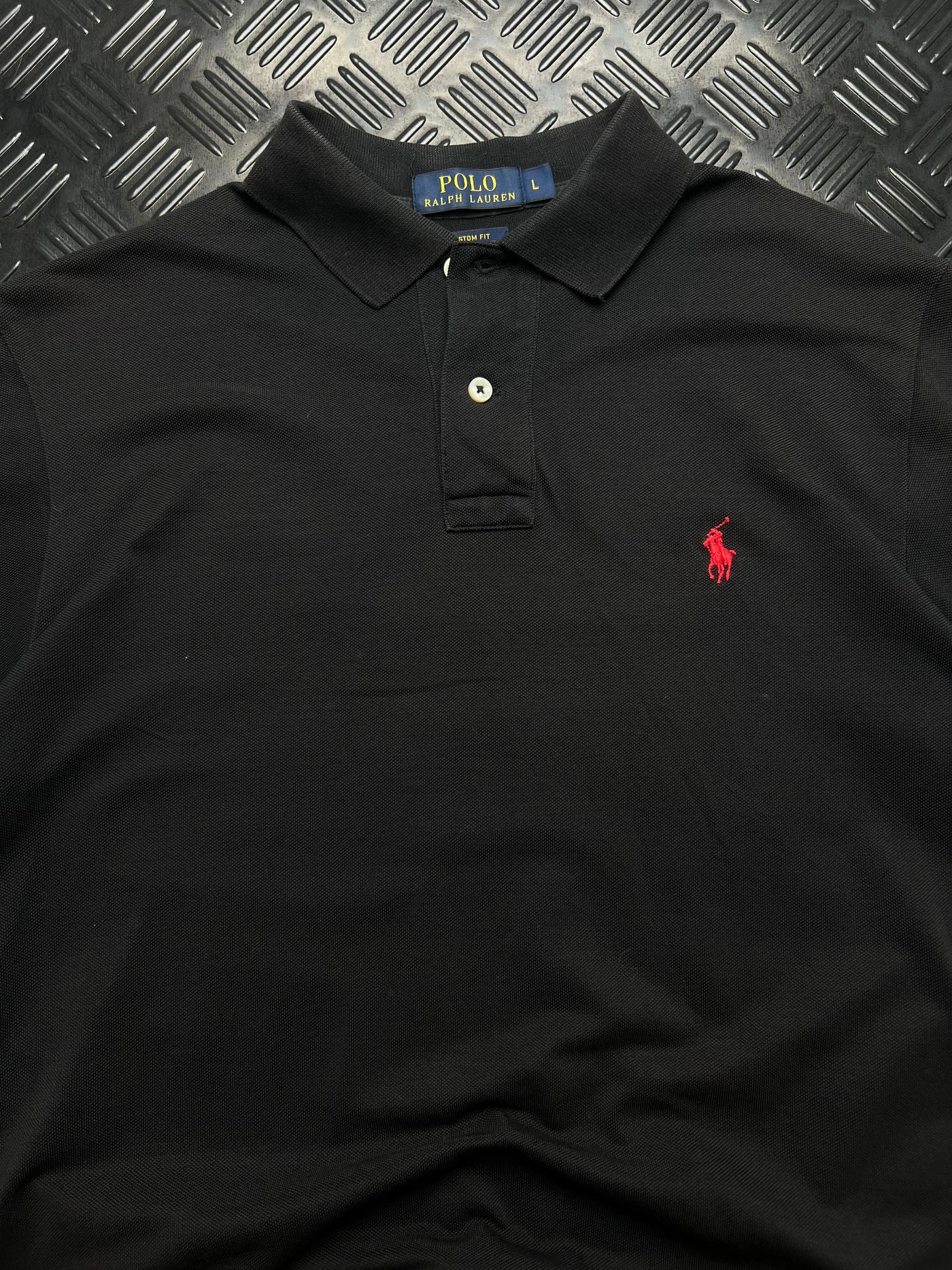Detalle de polo ralph lauren custom fit negro