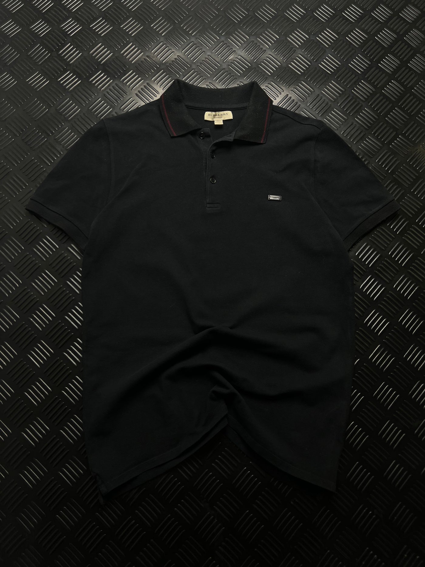 Vista frontal de polo burberry london negro