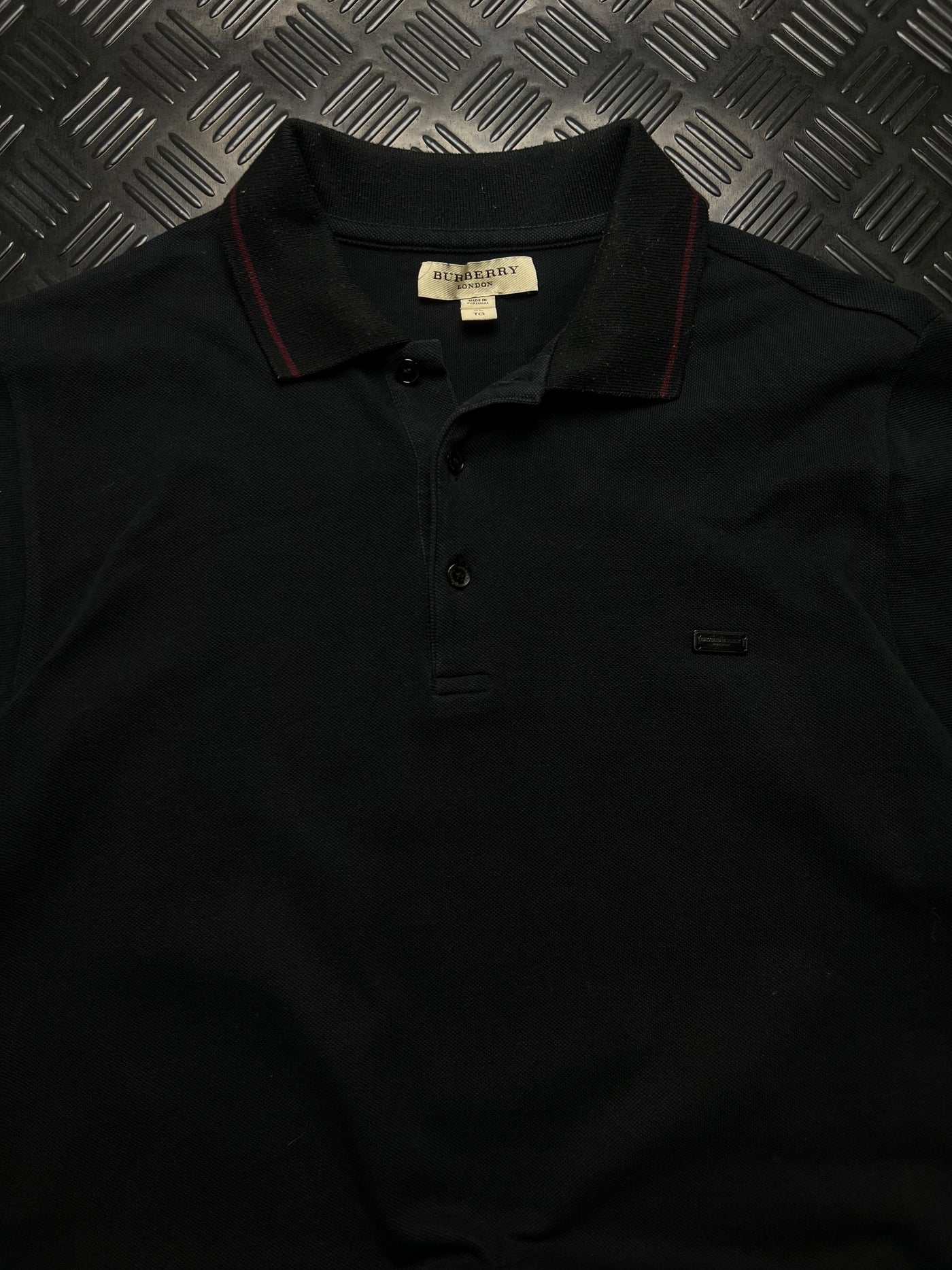 Detalle de polo burberry london negro
