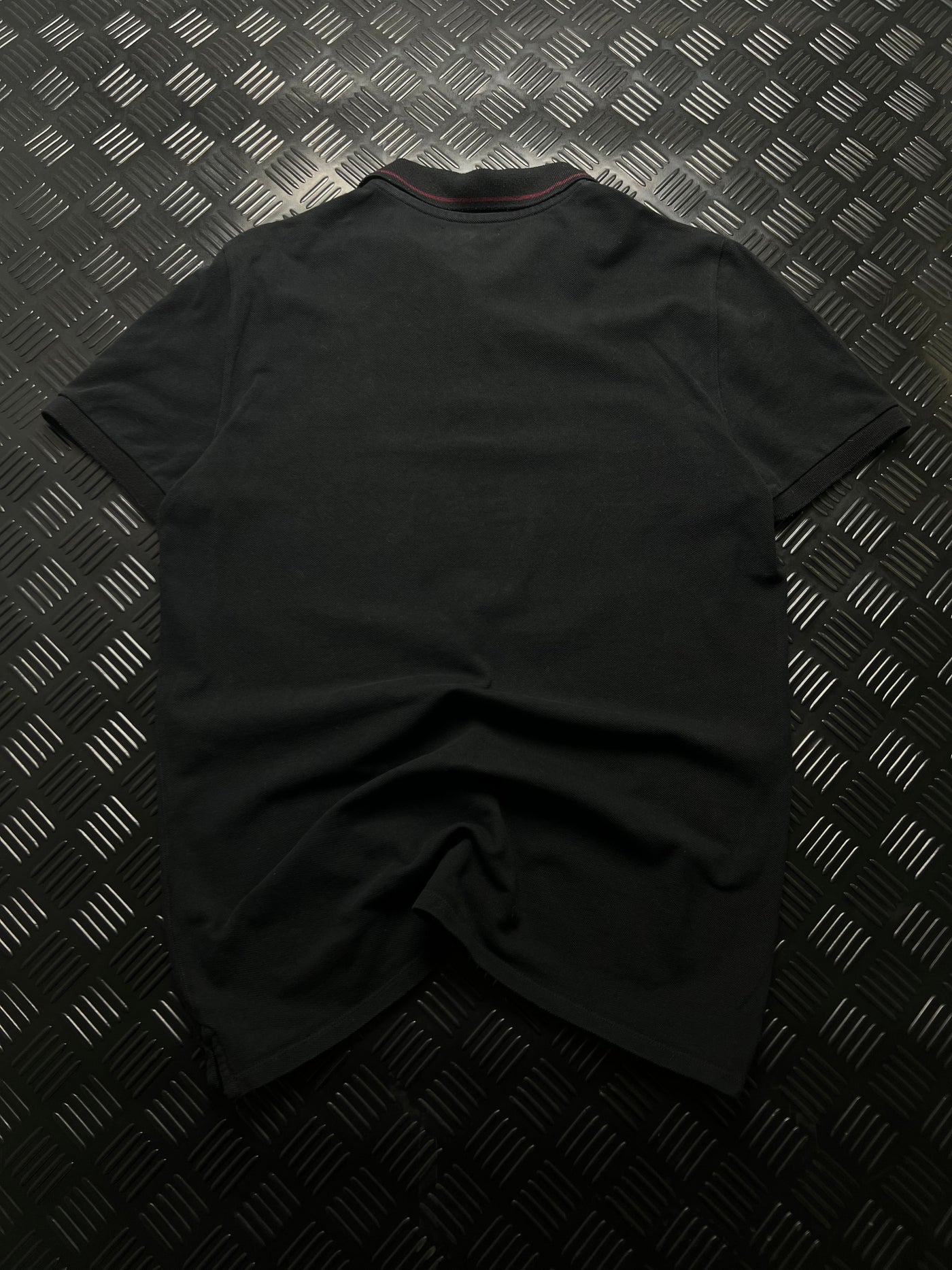 Vista trasera de polo burberry london negro