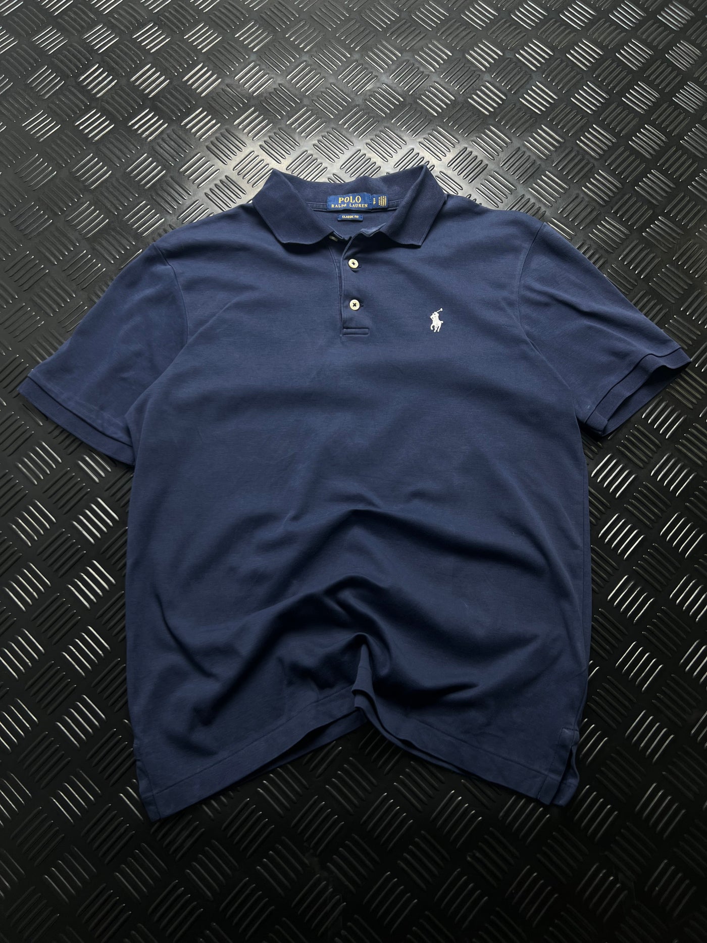 Vista frontal de polo ralph lauren azul marino