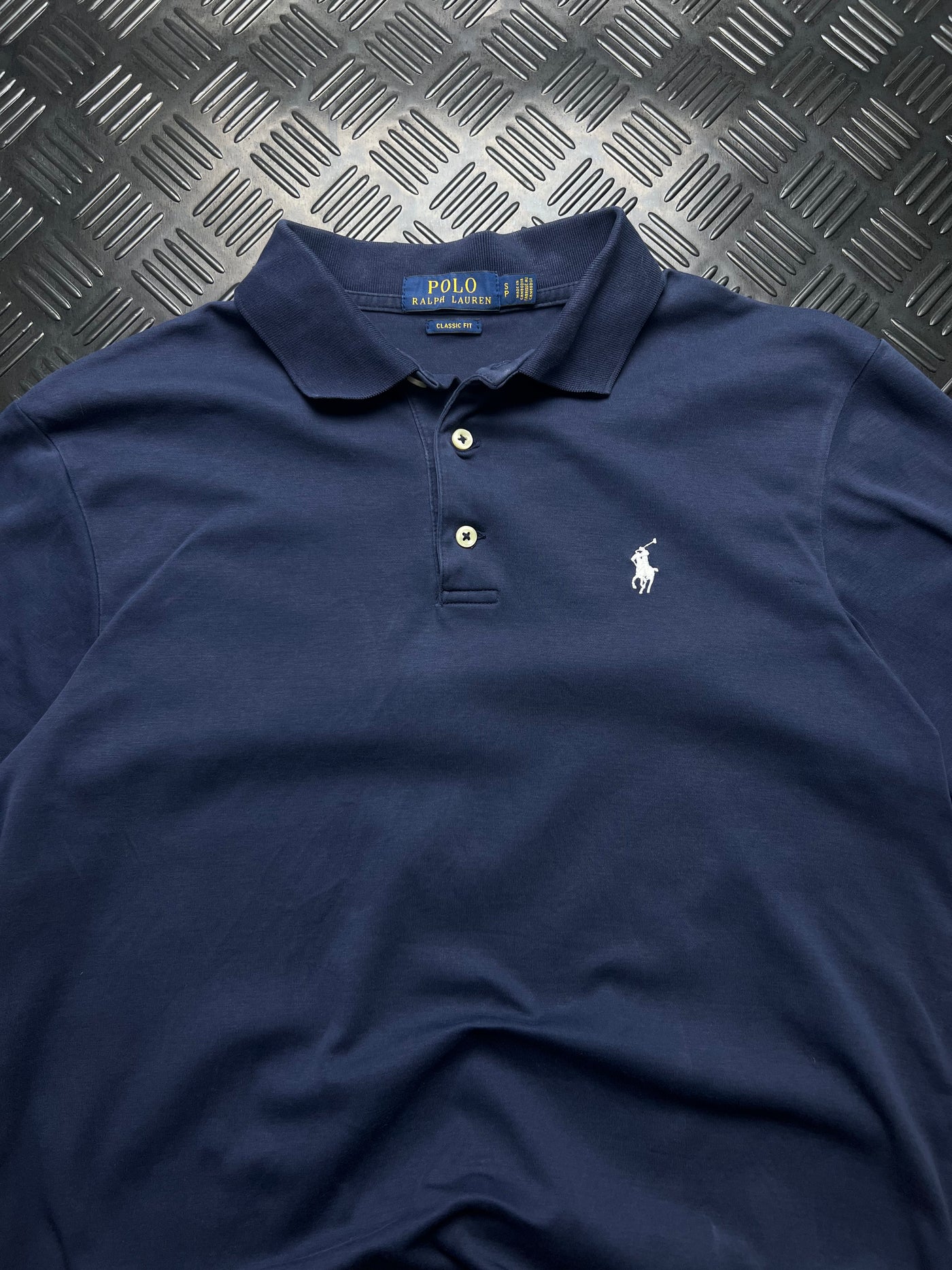 Detalle de polo ralph lauren azul marino