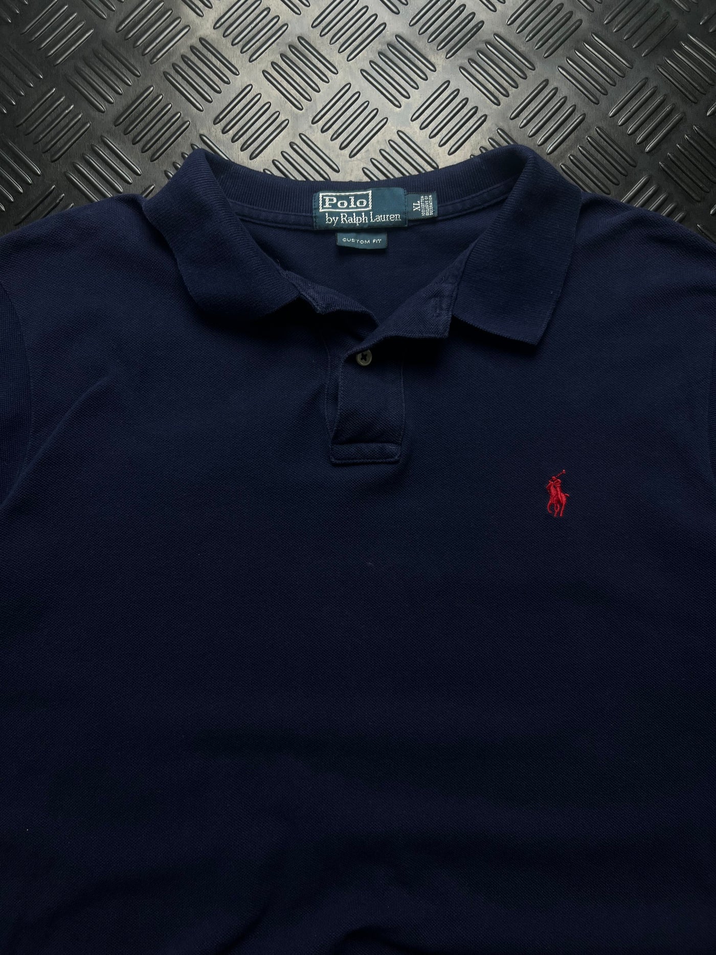 Detalle de polo ralph lauren custom fit azul marino