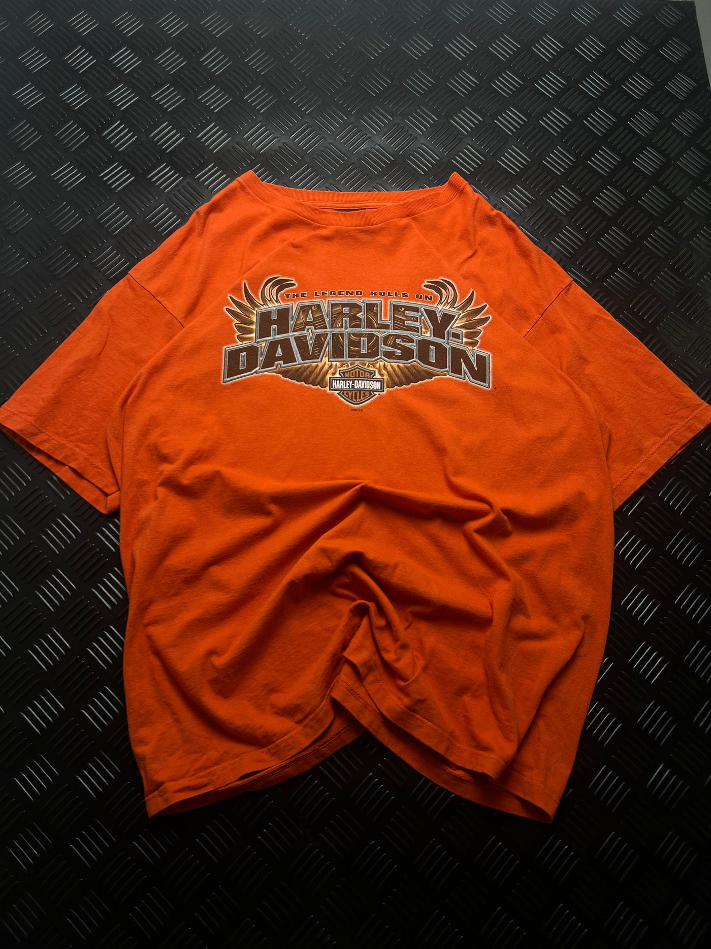 Vista frontal de camiseta harley-davidson black forest