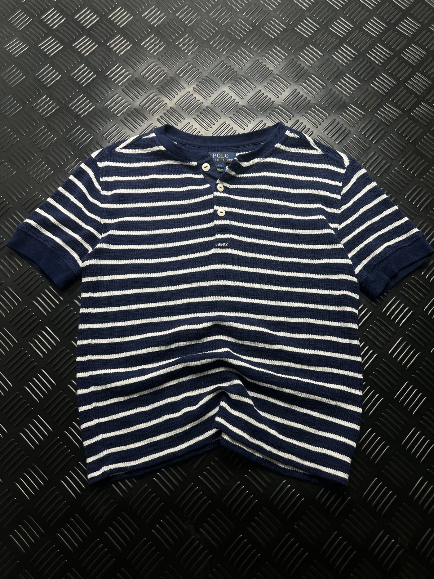 Vista frontal de camiseta henley ralph lauren rayas