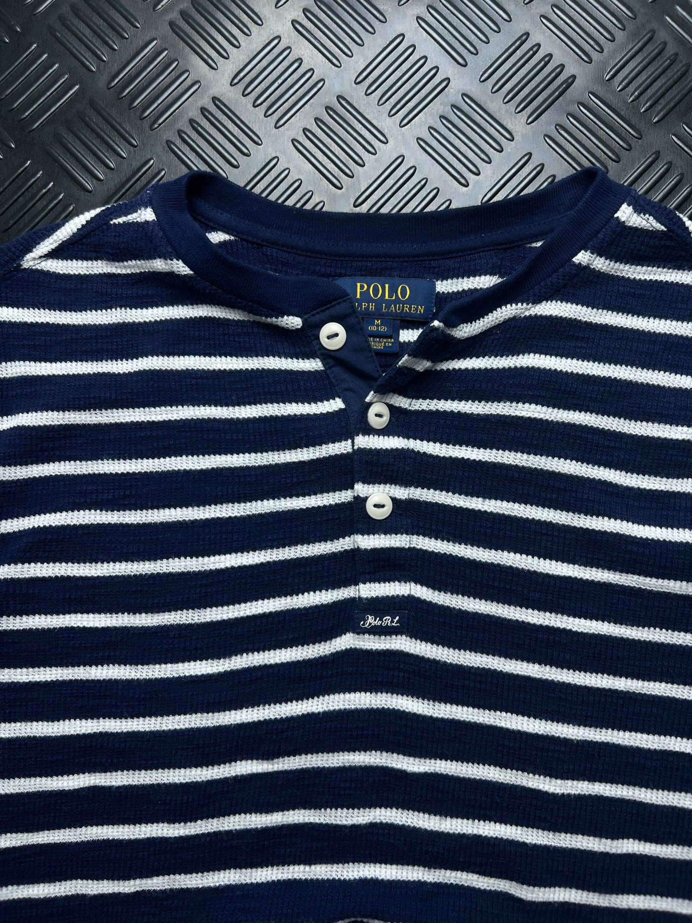 Detalle de camiseta henley ralph lauren rayas