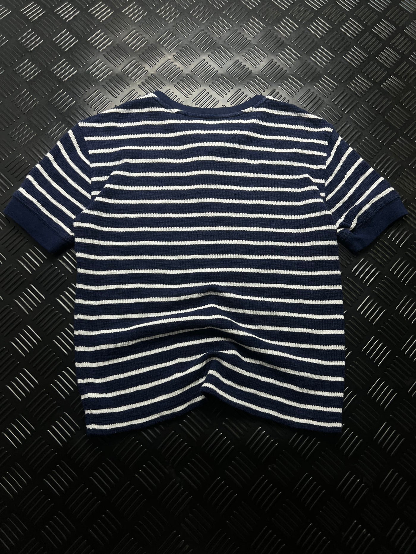Vista trasera de camiseta henley ralph lauren rayas