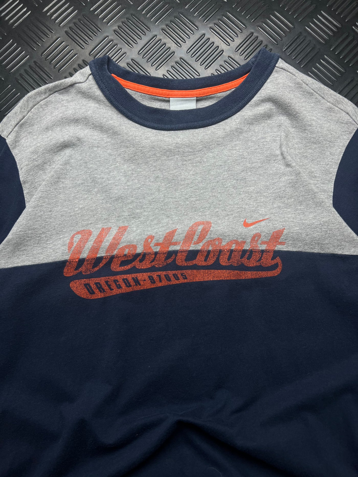 Detalle de camiseta nike west coast vintage