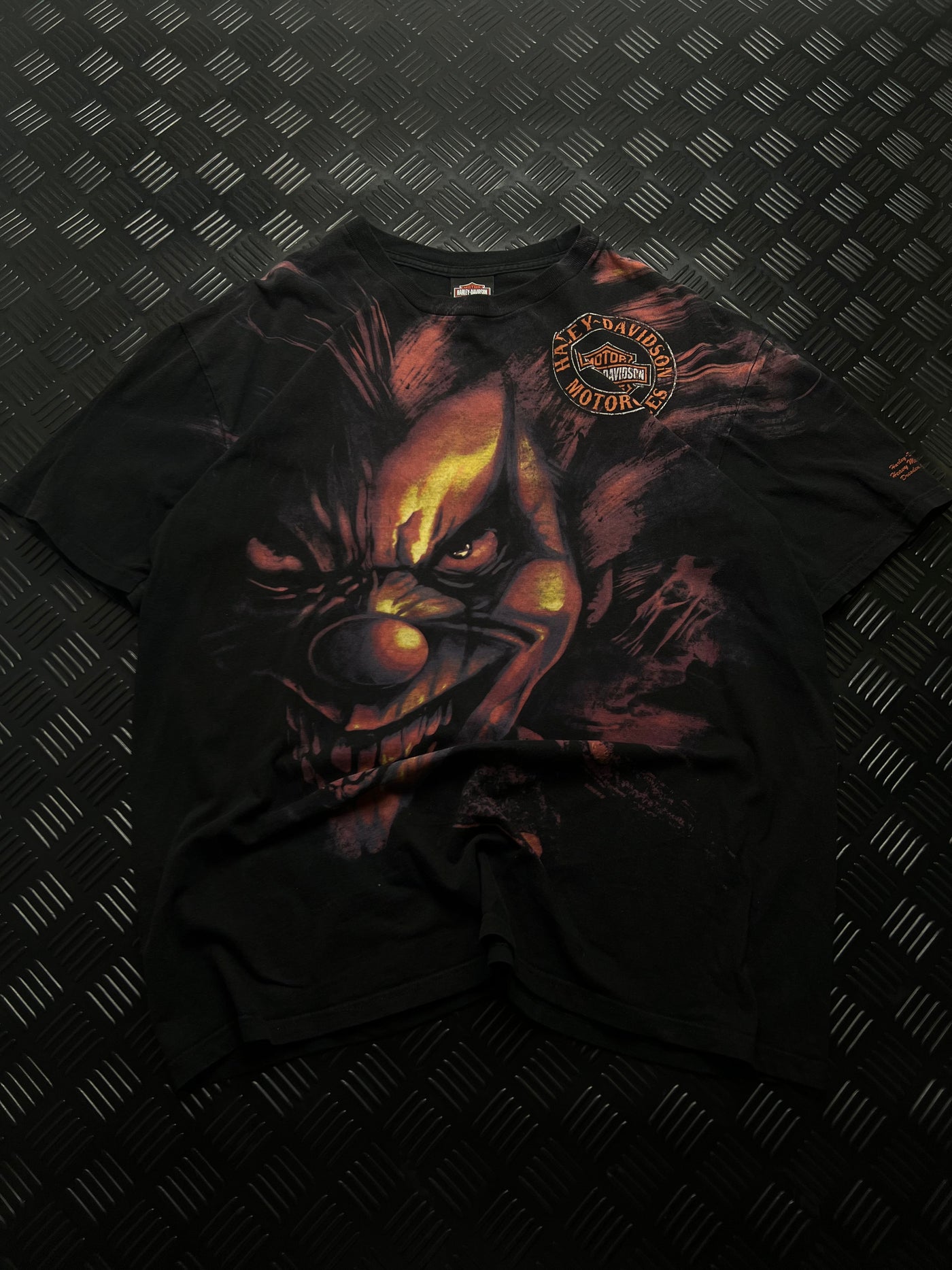 Vista frontal de camiseta harley-davidson clown vintage