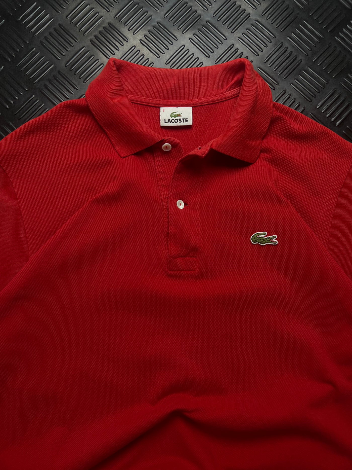 Detalle de polo lacoste rojo talla l