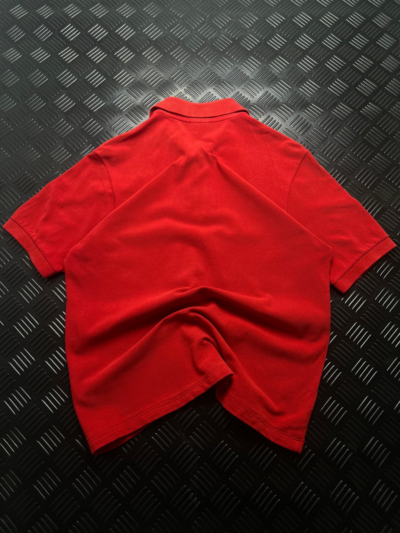 Vista trasera de polo lacoste rojo talla l