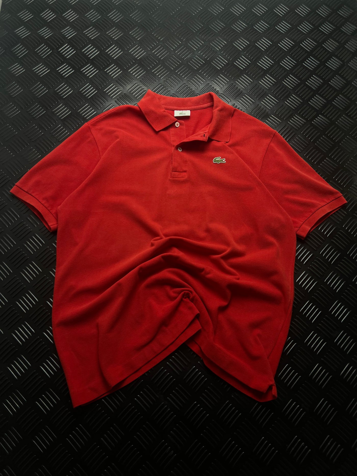 Vista frontal de polo lacoste rojo talla xl