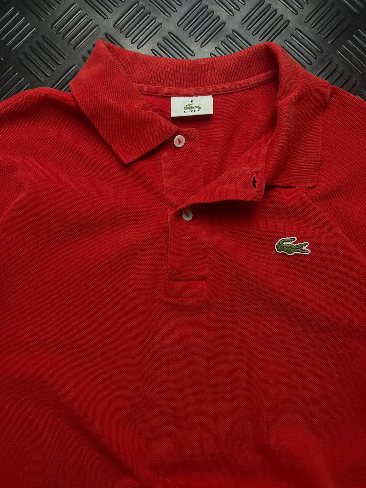 Detalle de polo lacoste rojo talla xl