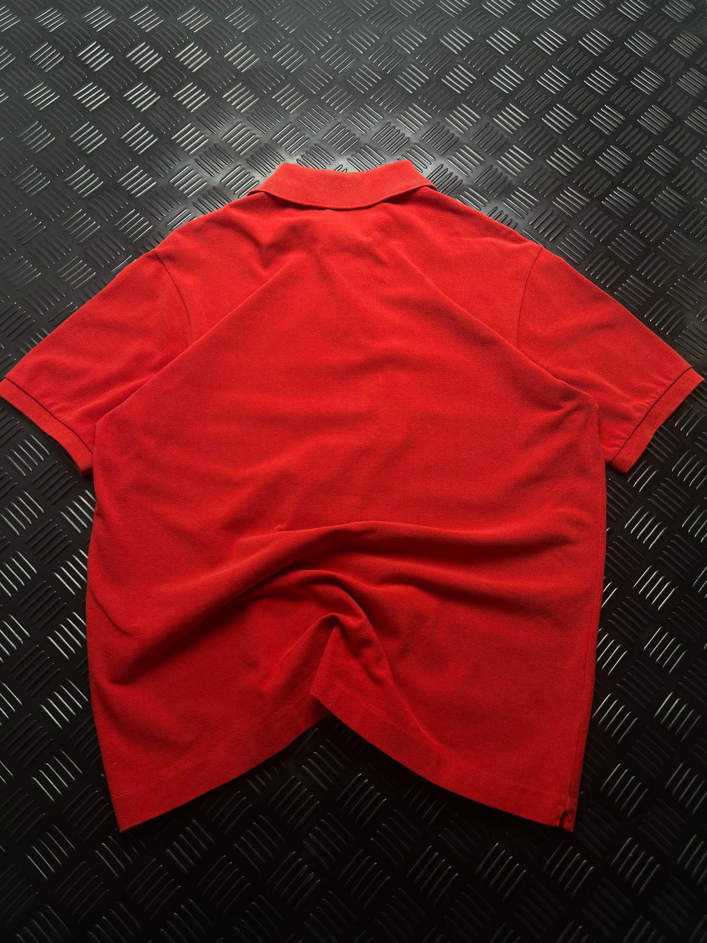 Vista trasera de polo lacoste rojo talla xl
