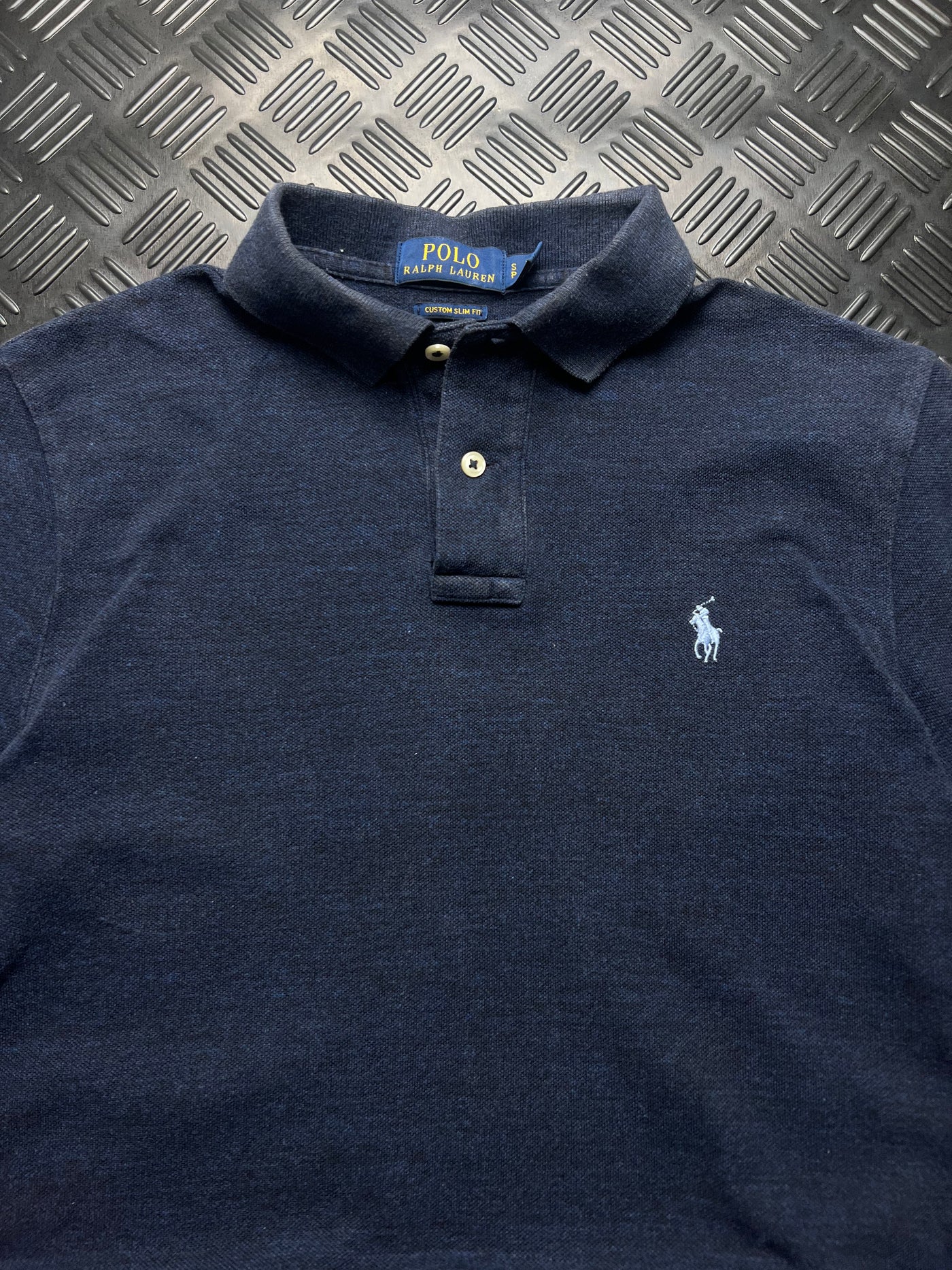 Detalle de polo ralph lauren custom slim fit azul