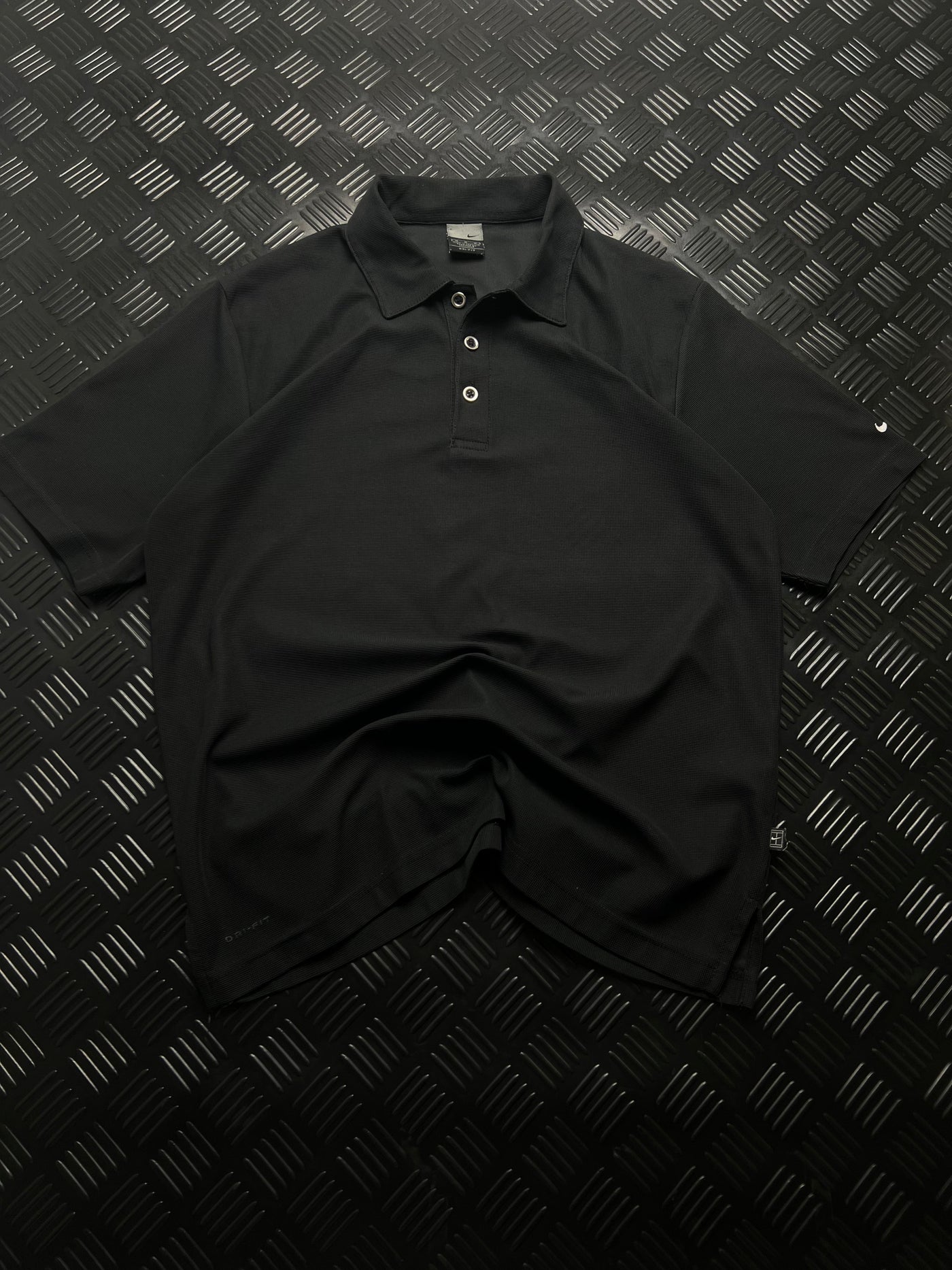 Vista frontal de polo nike dri-fit negro