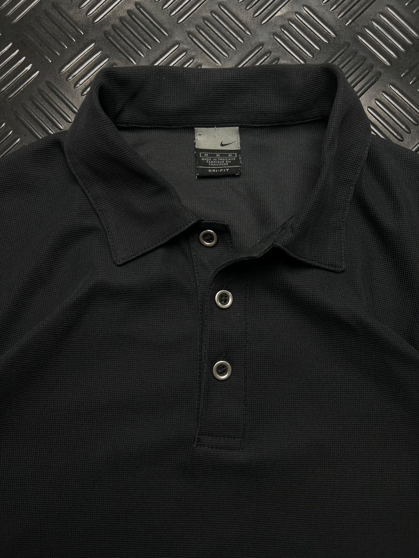 Detalle de polo nike dri-fit negro