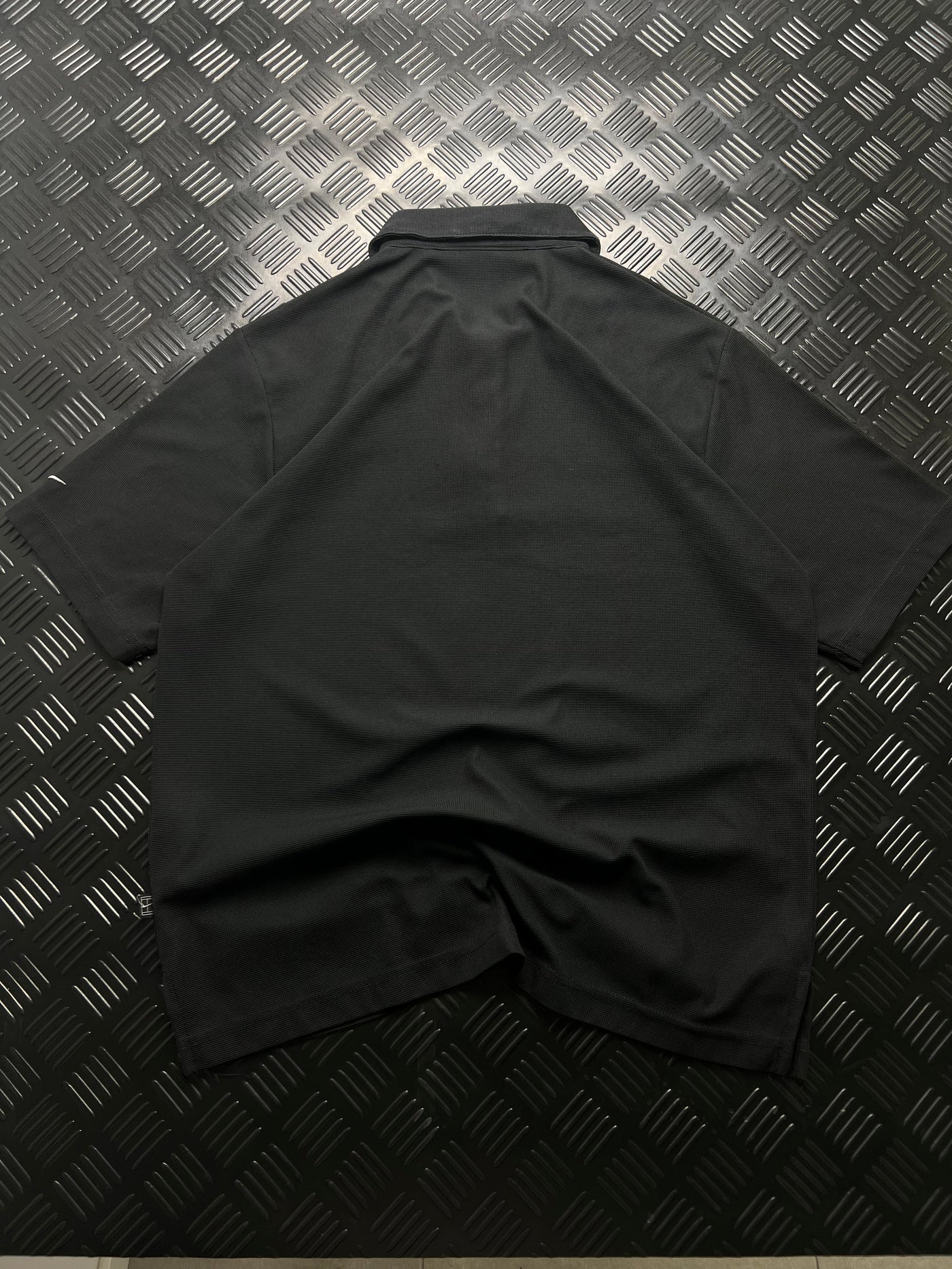Vista trasera de polo nike dri-fit negro