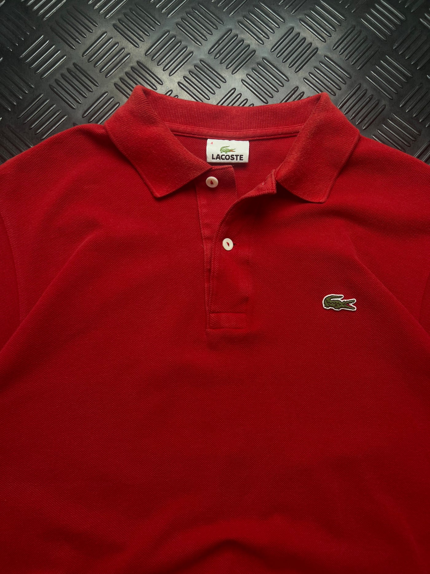 Detalle de polo lacoste rojo talla m