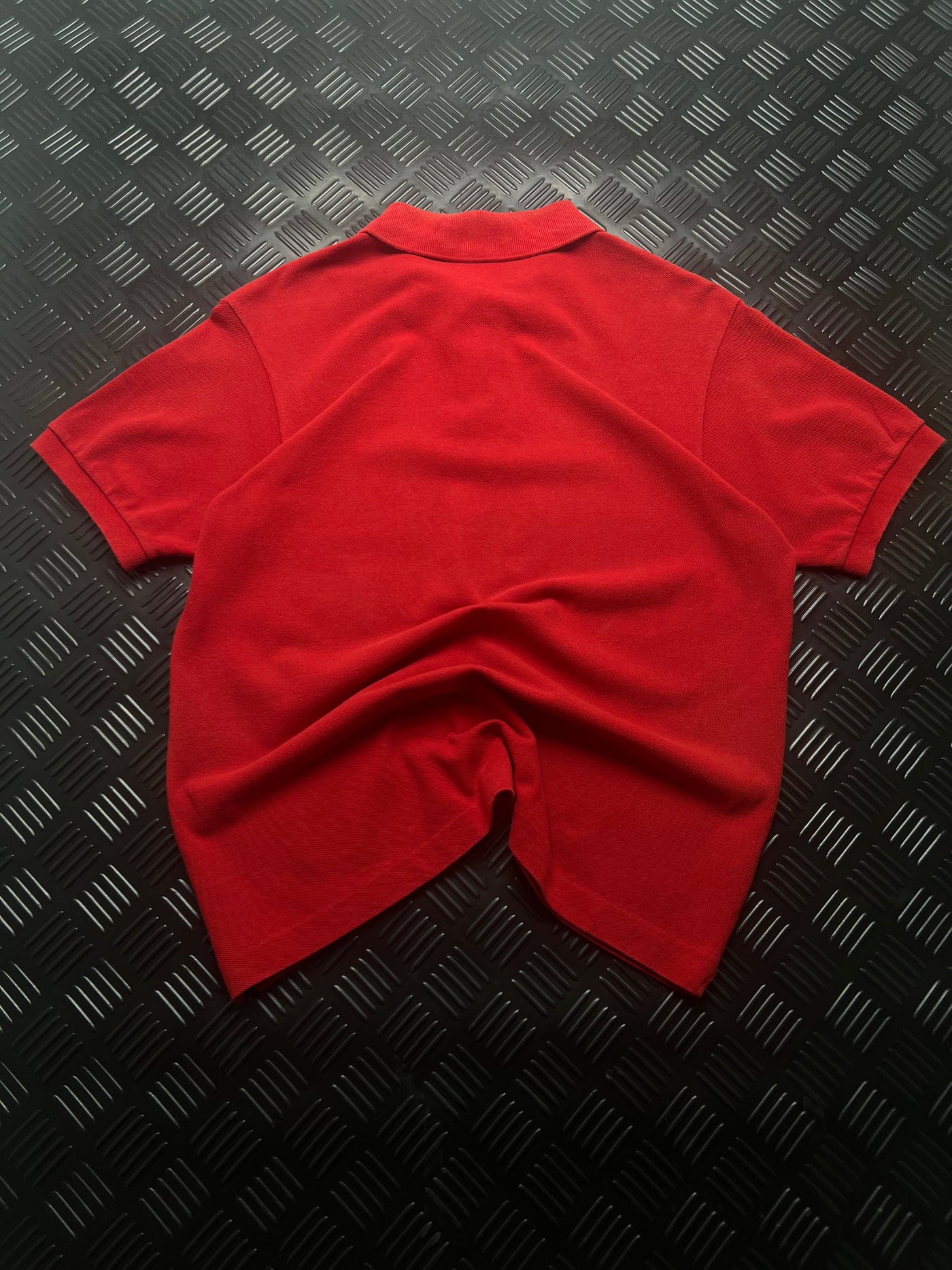 Vista trasera de polo lacoste rojo talla m