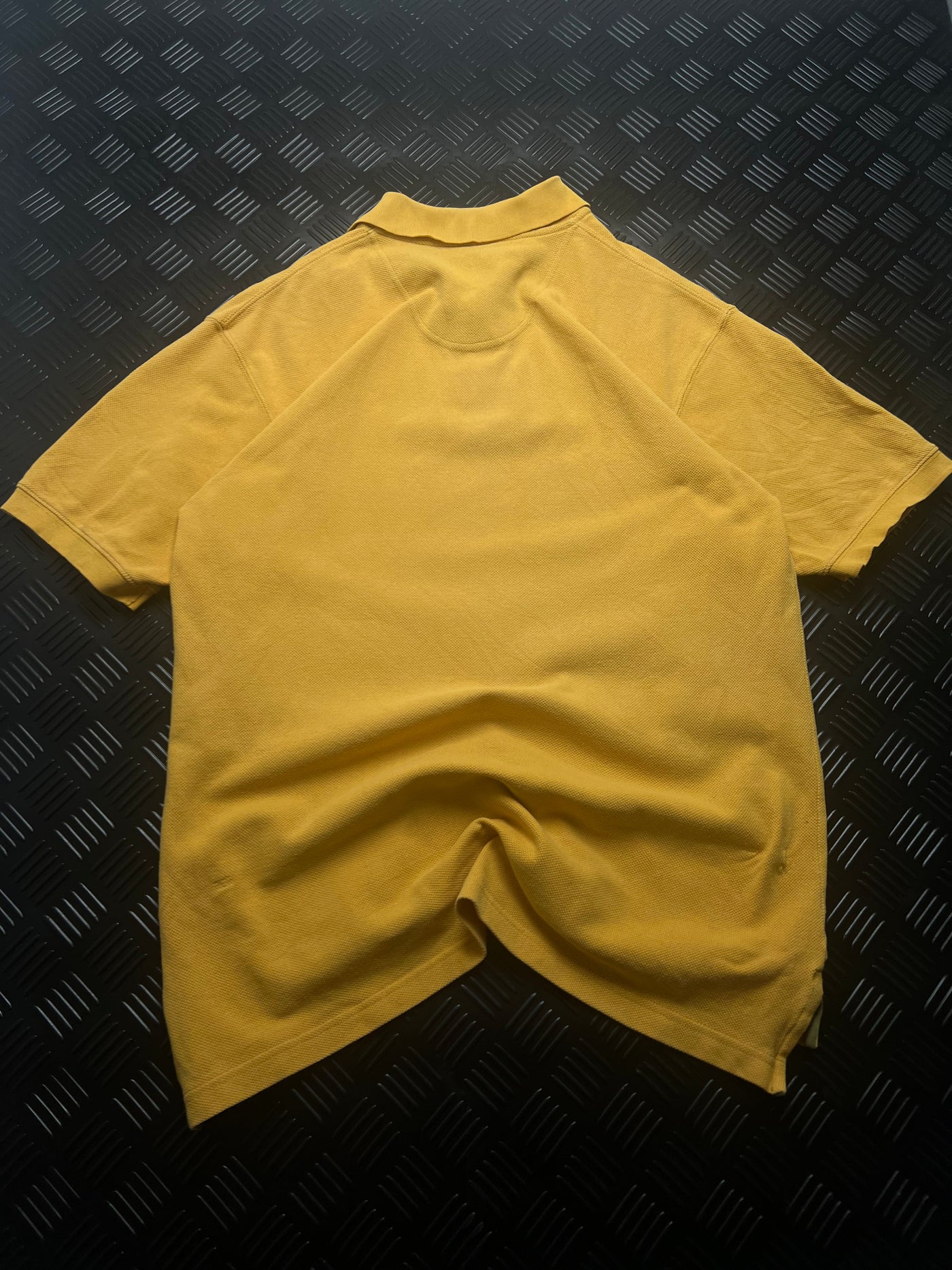 Vista trasera de polo helly hansen amarillo vintage