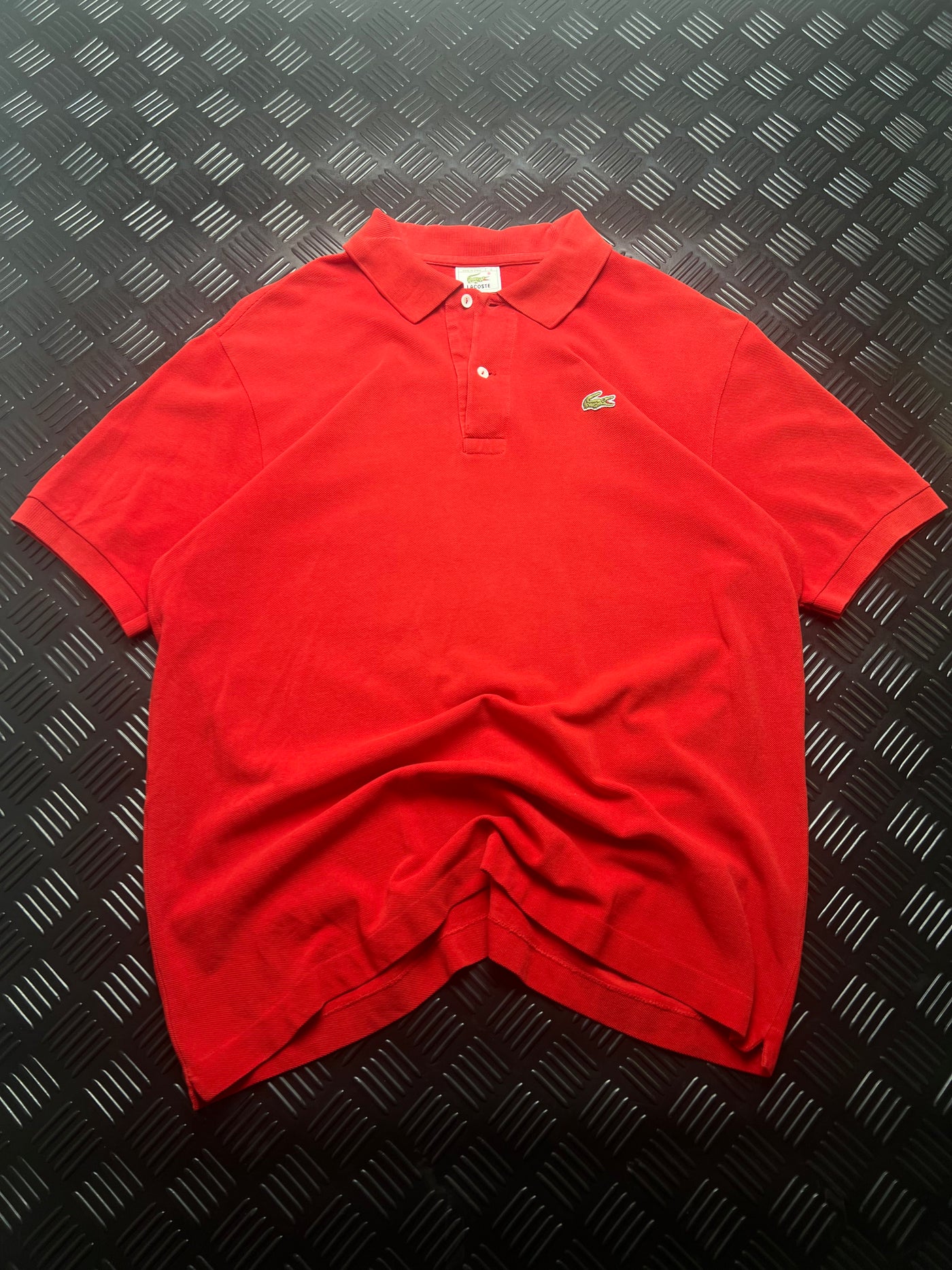 Vista frontal de polo lacoste made in spain rojo