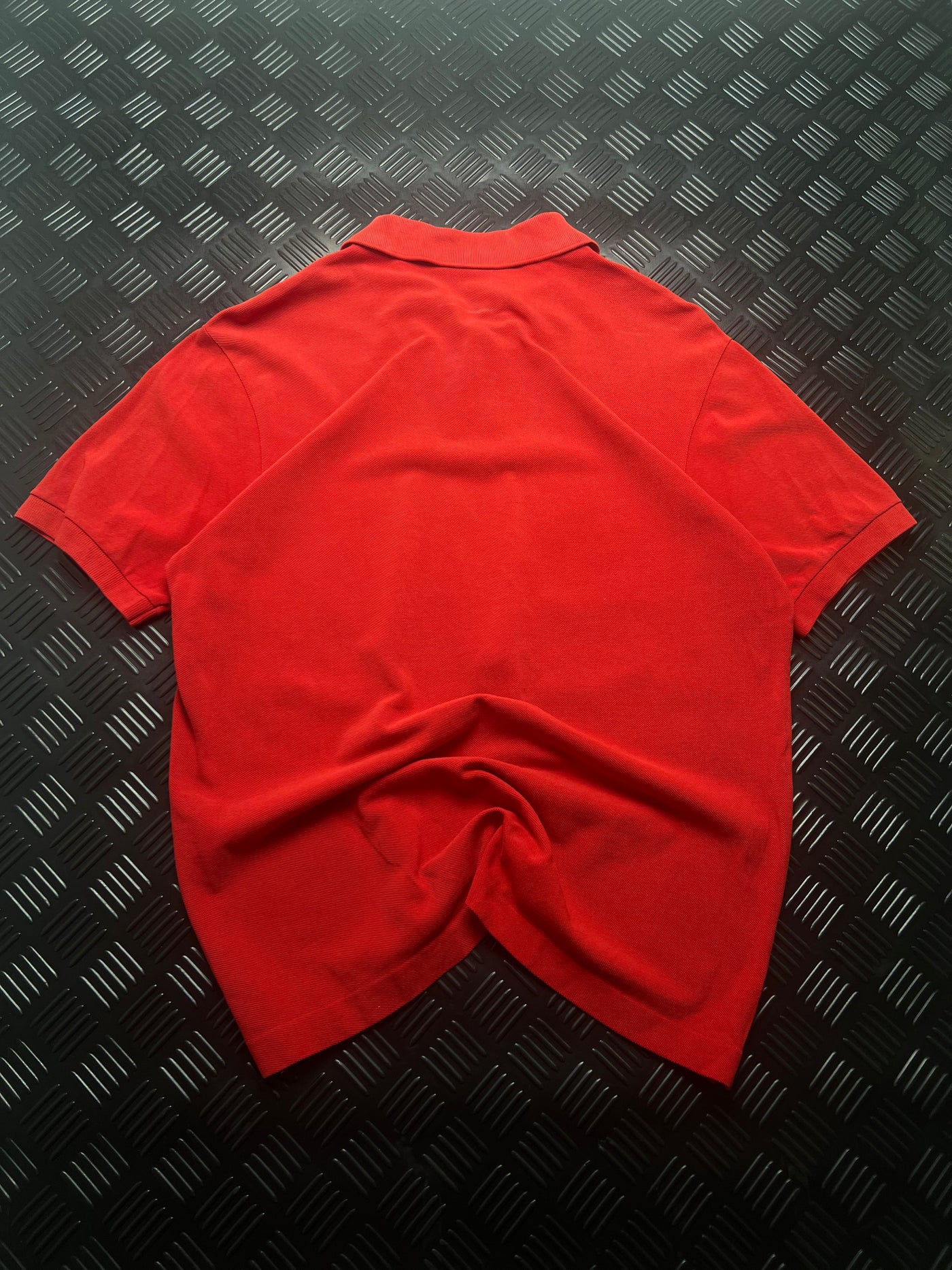 Vista trasera de polo lacoste made in spain rojo