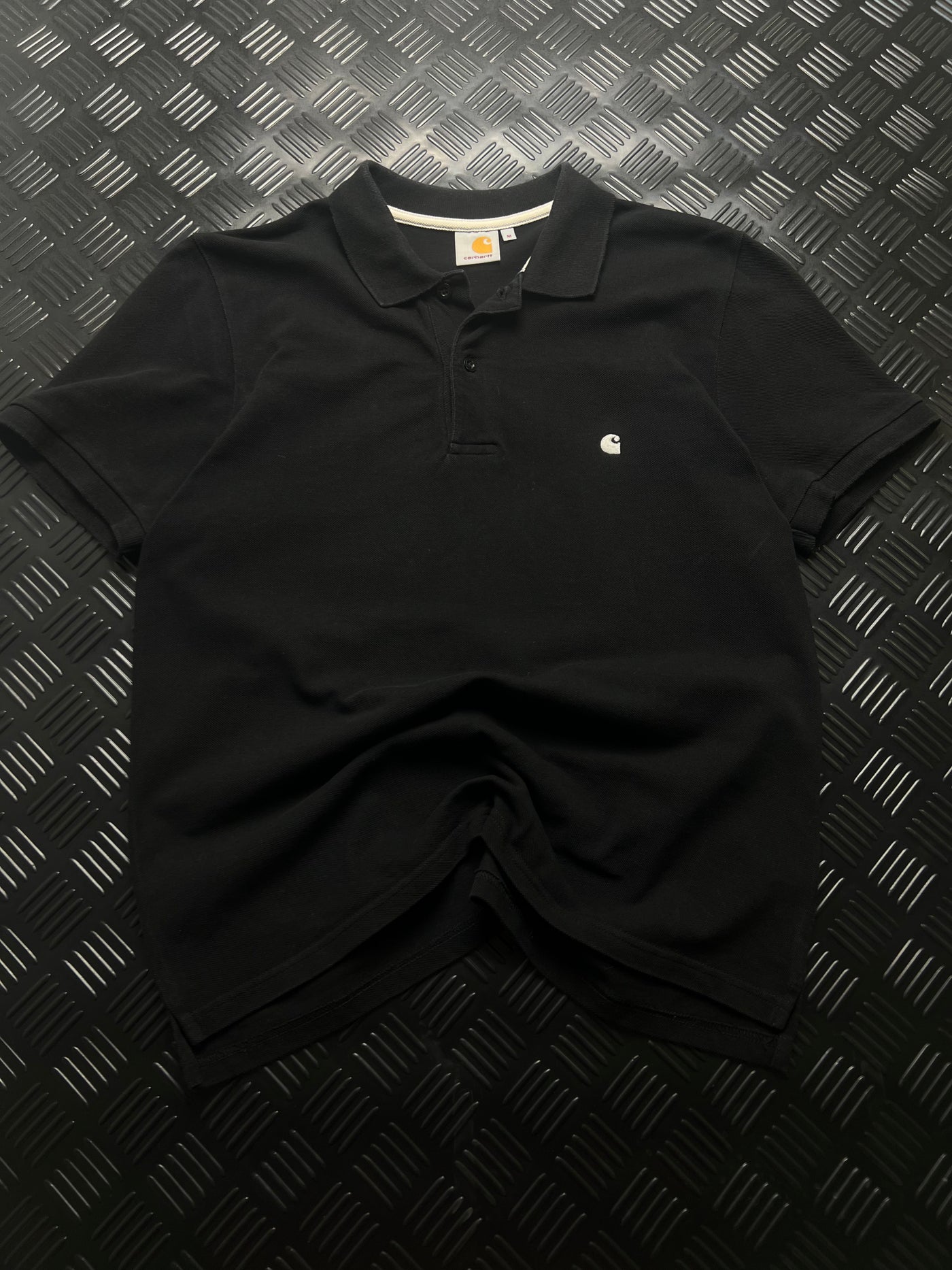 Vista frontal de polo carhartt negro talla m