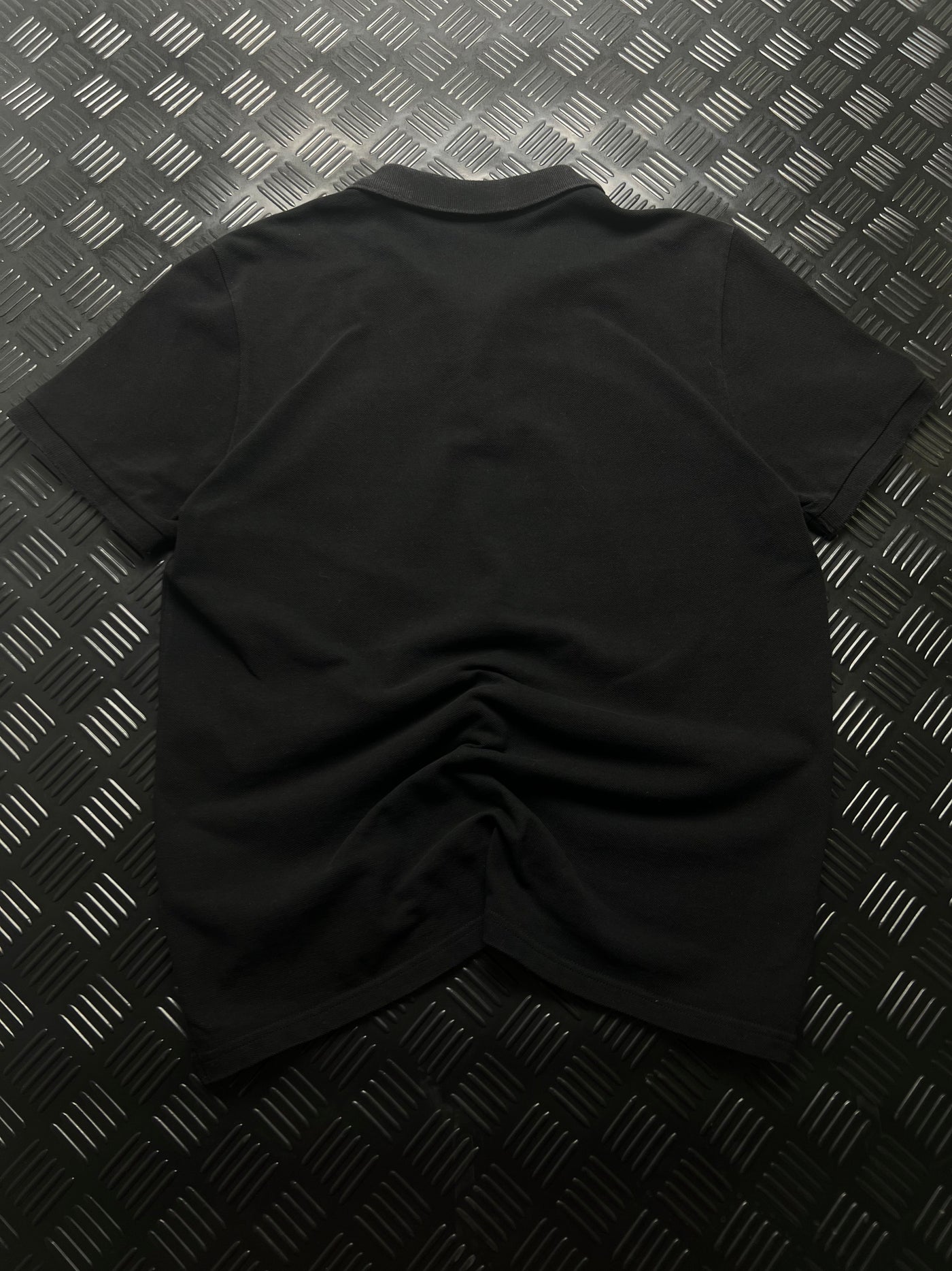Vista trasera de polo carhartt negro talla m