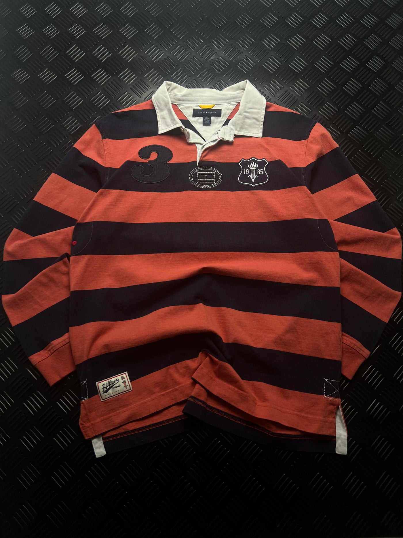 Vista frontal de polo rugby tommy hilfiger rayas