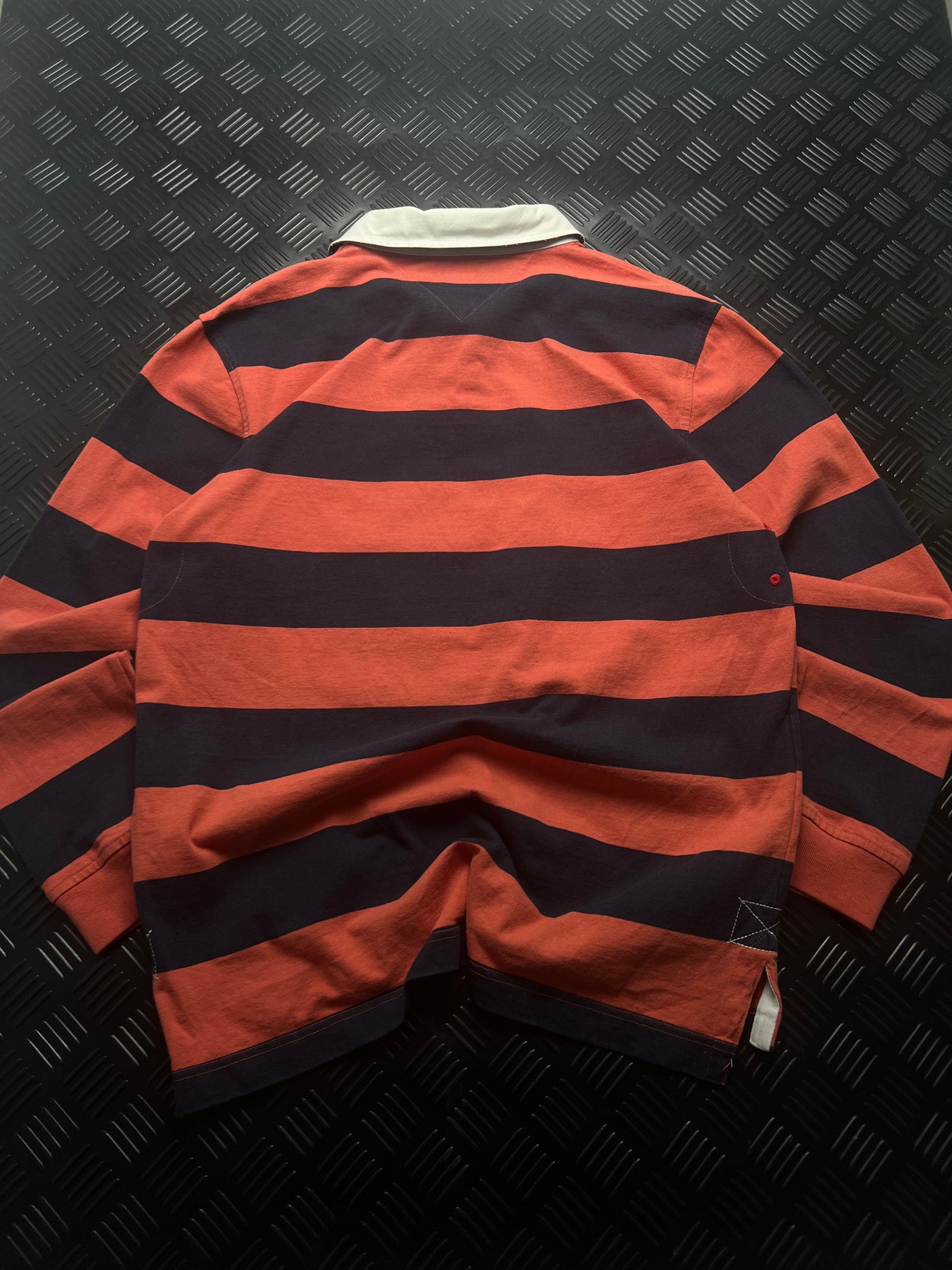 Vista trasera de polo rugby tommy hilfiger rayas