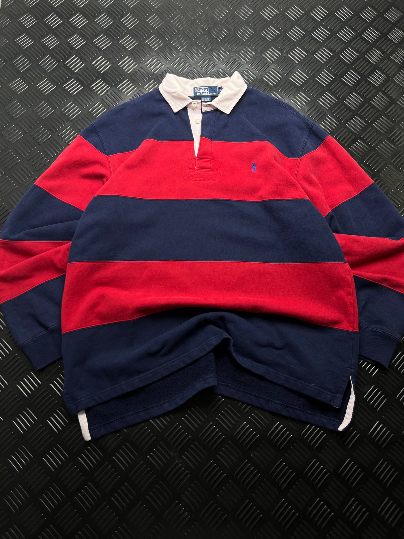 Vista frontal de polo rugby ralph lauren de rayas