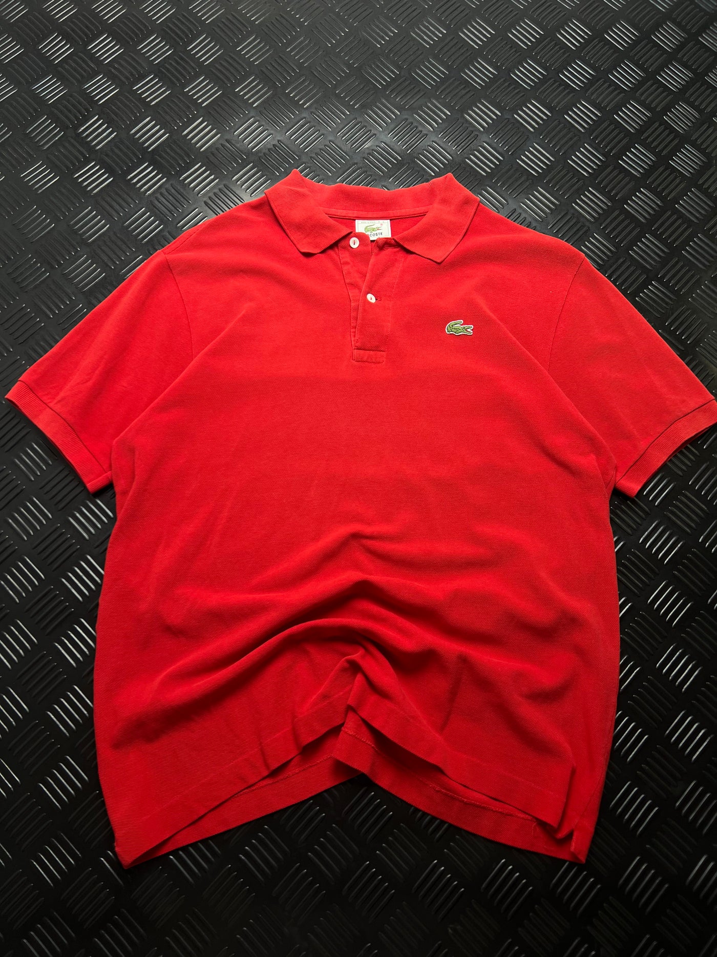 Vista frontal de polo lacoste vintage