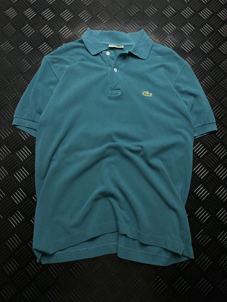 Vista frontal completa de polo chemise lacoste vintage