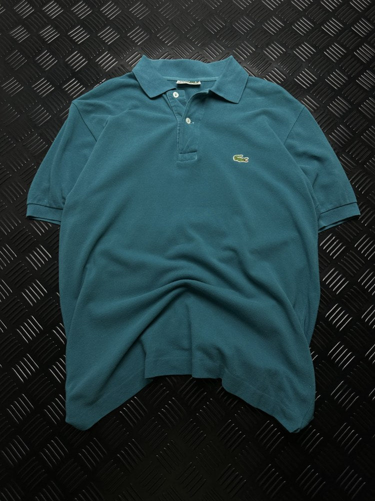 Vista frontal completa de polo chemise lacoste vintage