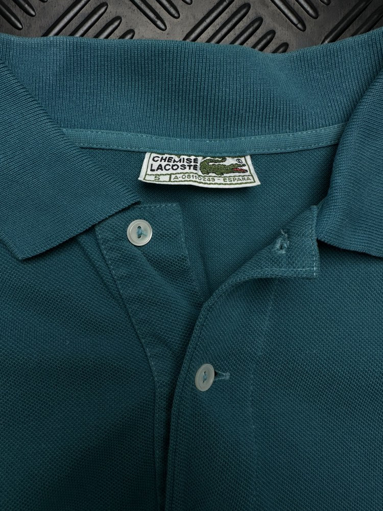 Detalle de etiqueta de polo chemise lacoste vintage