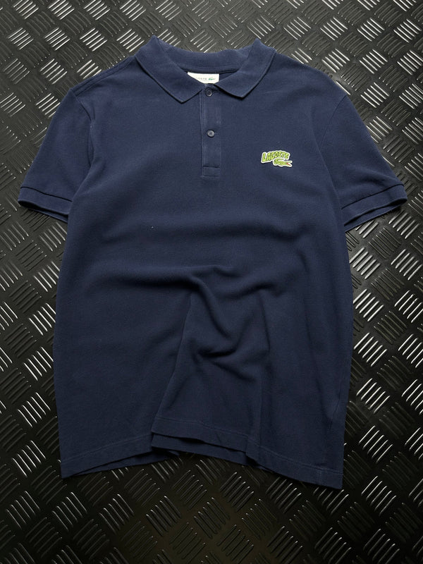 Vista frontal completa de polo lacoste regular fit con parche