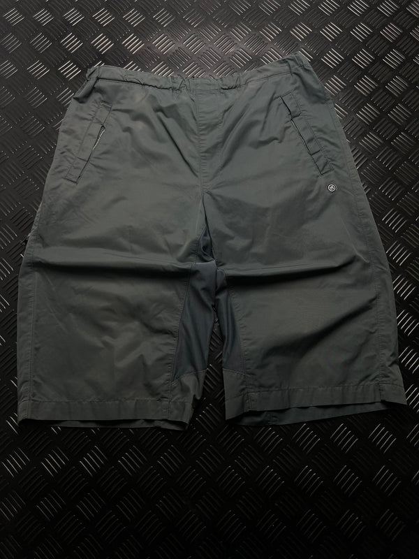 Vista trasera de bermudas nike con cremalleras