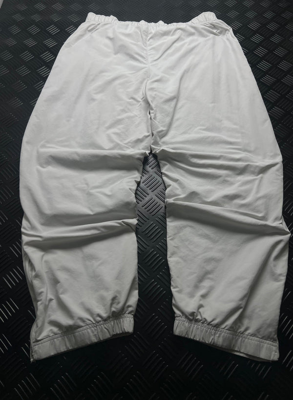 Vista trasera de pantalón deportivo nike vintage