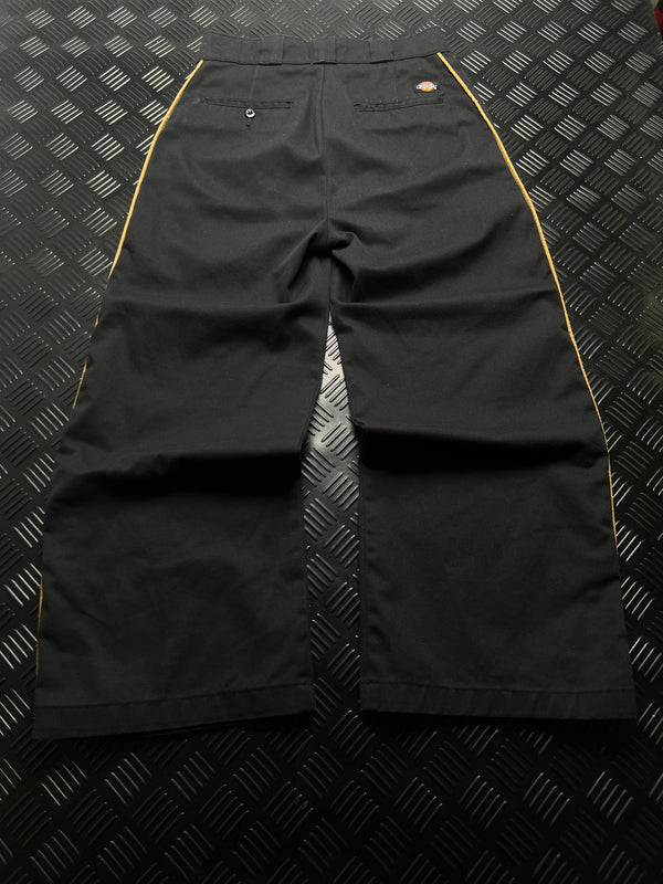 Vista trasera de pantalón dickies con ribetes