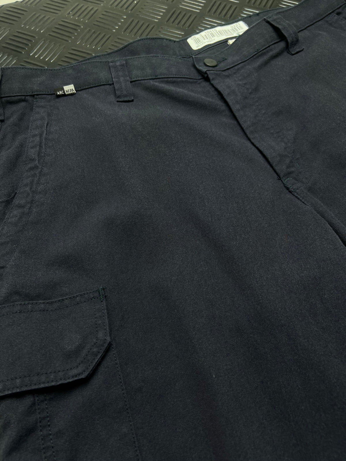 Detalle de pantalón cargo carhartt