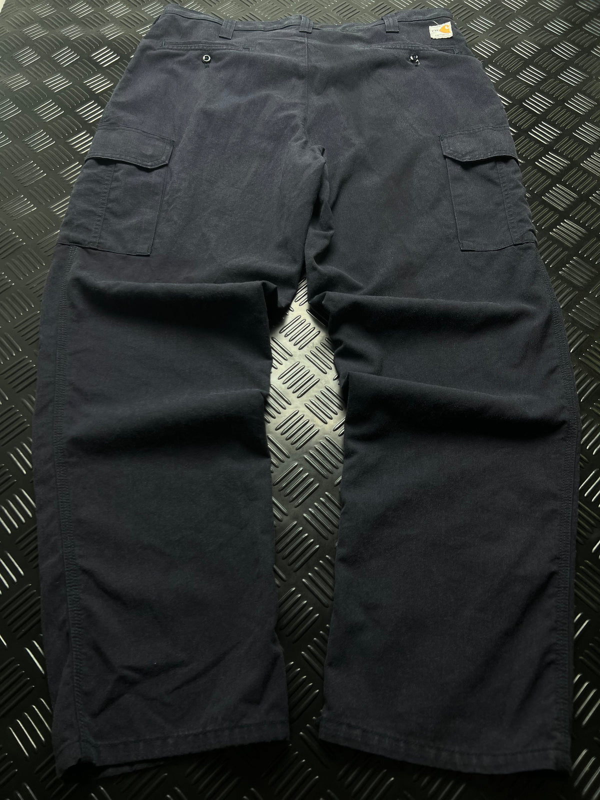 Vista trasera de pantalón cargo carhartt