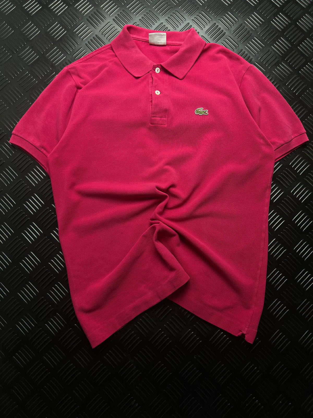 Vista frontal de polo lacoste vintage